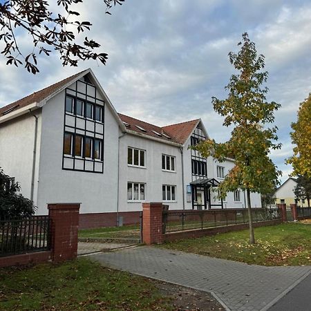 Fc-Apartmenthaus Falkensee Mit Grossem Garten Und Pkw Stellflaechen Exterior foto