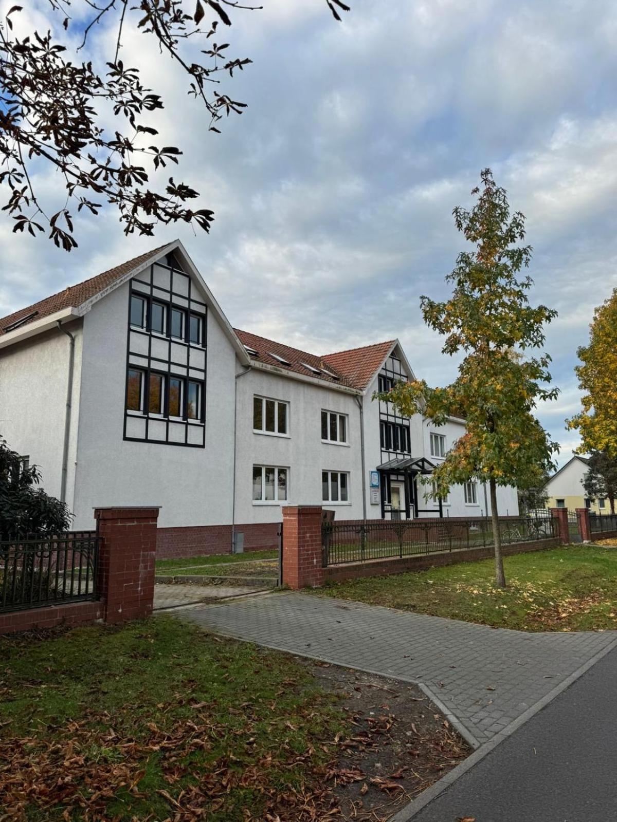 Fc-Apartmenthaus Falkensee Mit Grossem Garten Und Pkw Stellflaechen Exterior foto